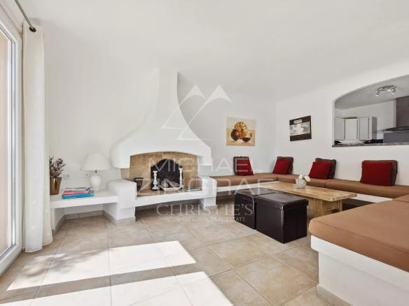 Intérieur d'une maison élégante avec salon confortable et cheminée.
