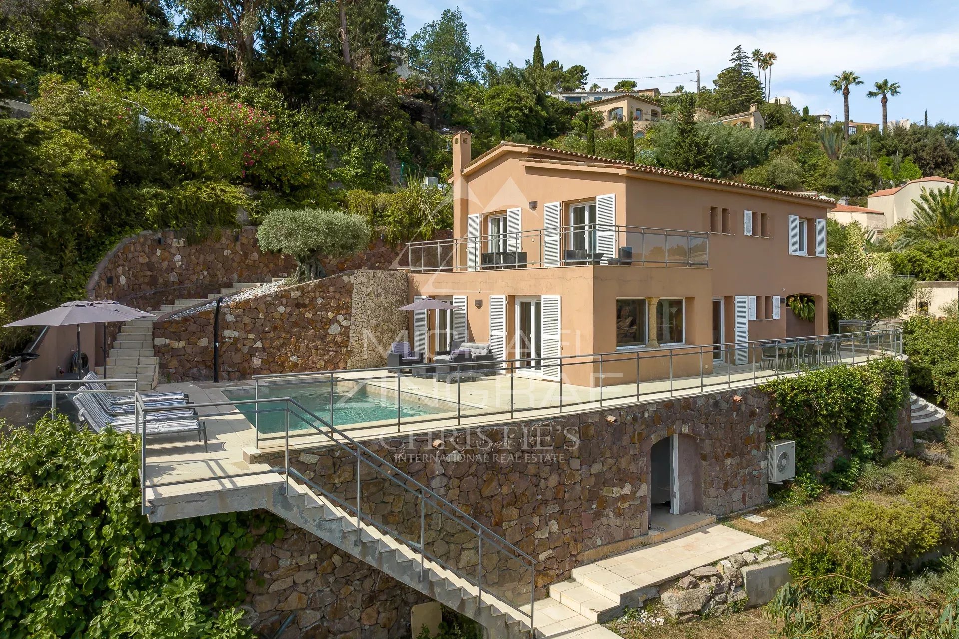 Maison familiale à Théoule-sur-Mer Maison familiale avec piscine et vue mer à Théoule-sur-Mer, située dans un domaine résidentiel.