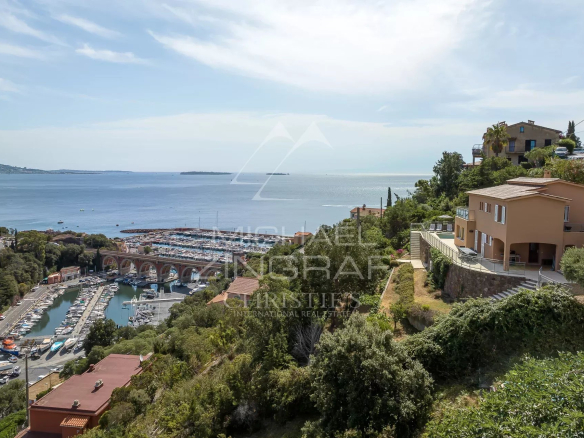 Vue panoramique sur la mer et le port depuis une maison à Théoule-sur-Mer.