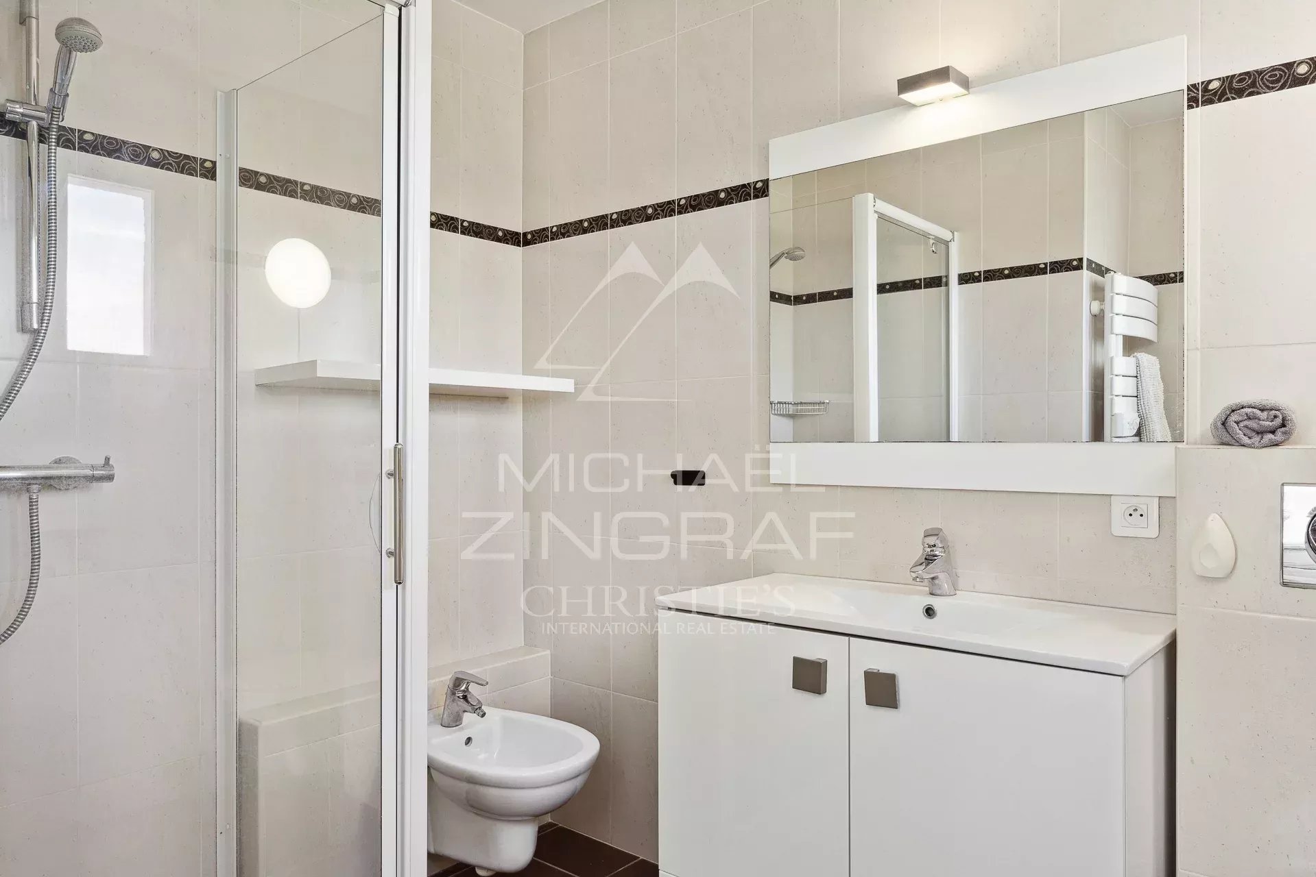 Salle de bain élégante Salle de bain moderne avec douche, lavabo et miroir.