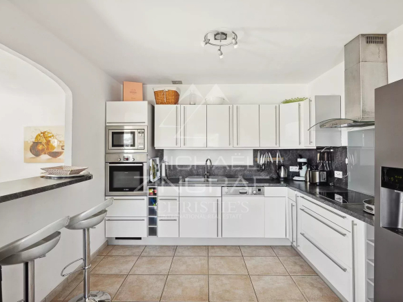 Cuisine moderne et lumineuse avec équipements intégrés dans une maison familiale à Théoule-sur-Mer.