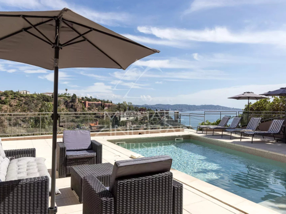 Terrace with swimming pool and garden furniture, sea view in Théoule-sur-Mer.