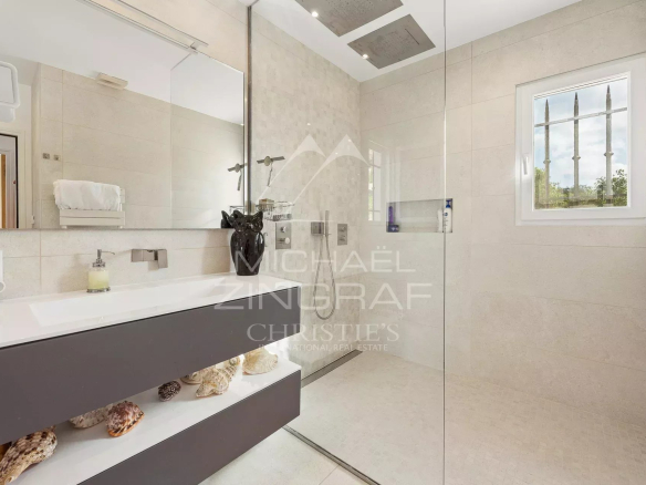 Salle de bain moderne avec douche à l'italienne et lavabo élégant.