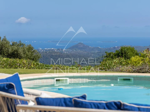 Vue sur la mer depuis une propriété avec piscine et transats, Les Adrets-de-l'Estérel.