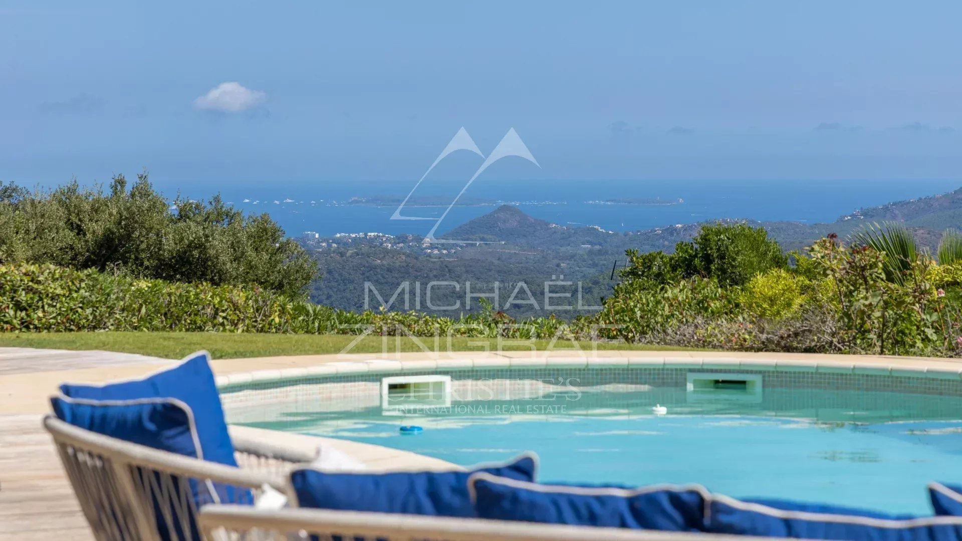 Vue sur la mer depuis une propriété avec piscine et transats, Les Adrets-de-l'Estérel.