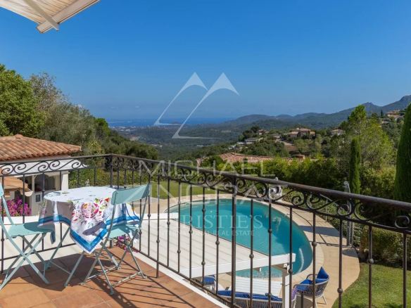Terrasse avec vue sur la mer et la piscine, dans une propriété à Les Adrets-de-l'Estérel.