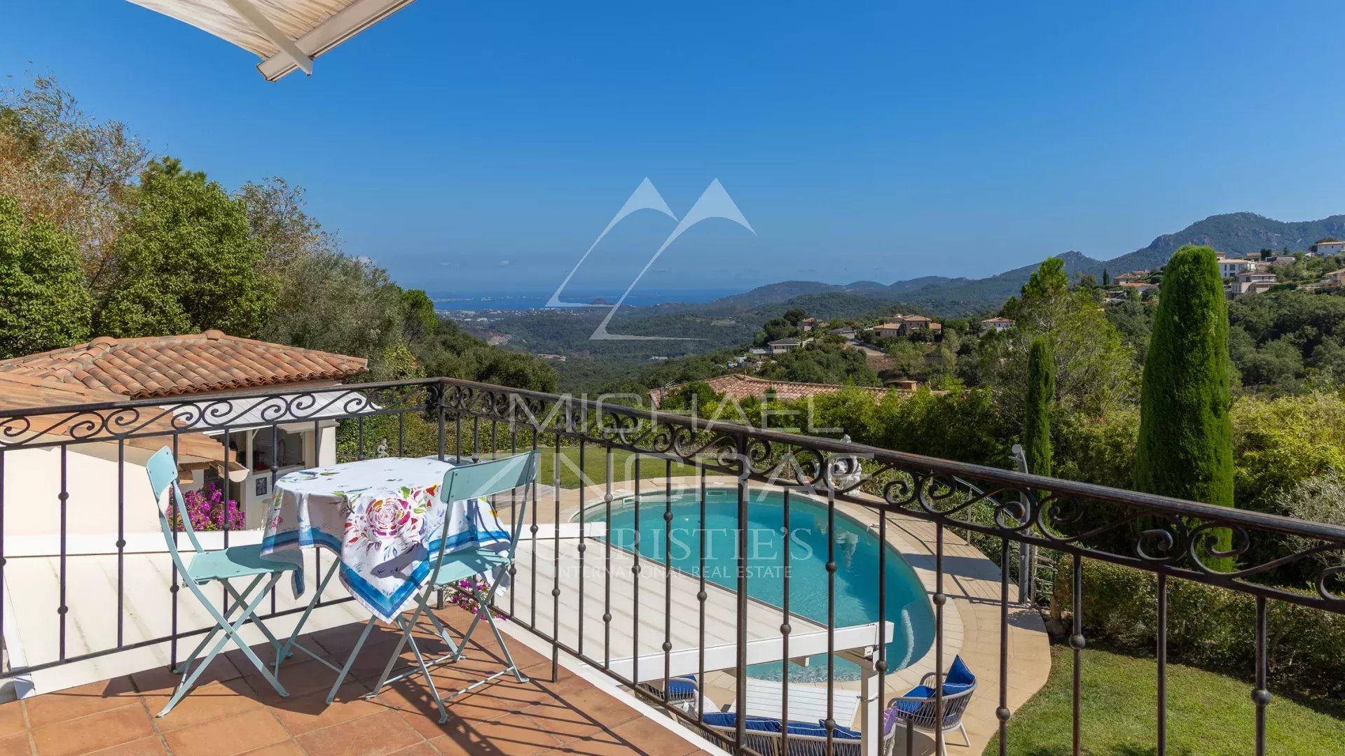 Terrasse avec vue sur la mer et la piscine, dans une propriété à Les Adrets-de-l'Estérel.