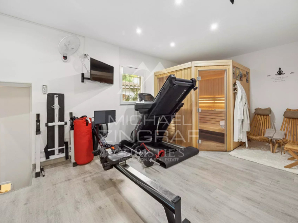 Salle de sport avec équipements, sauna et espace de détente.