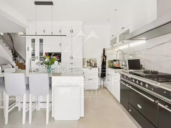 Cuisine moderne et lumineuse d'une propriété avec vue mer.