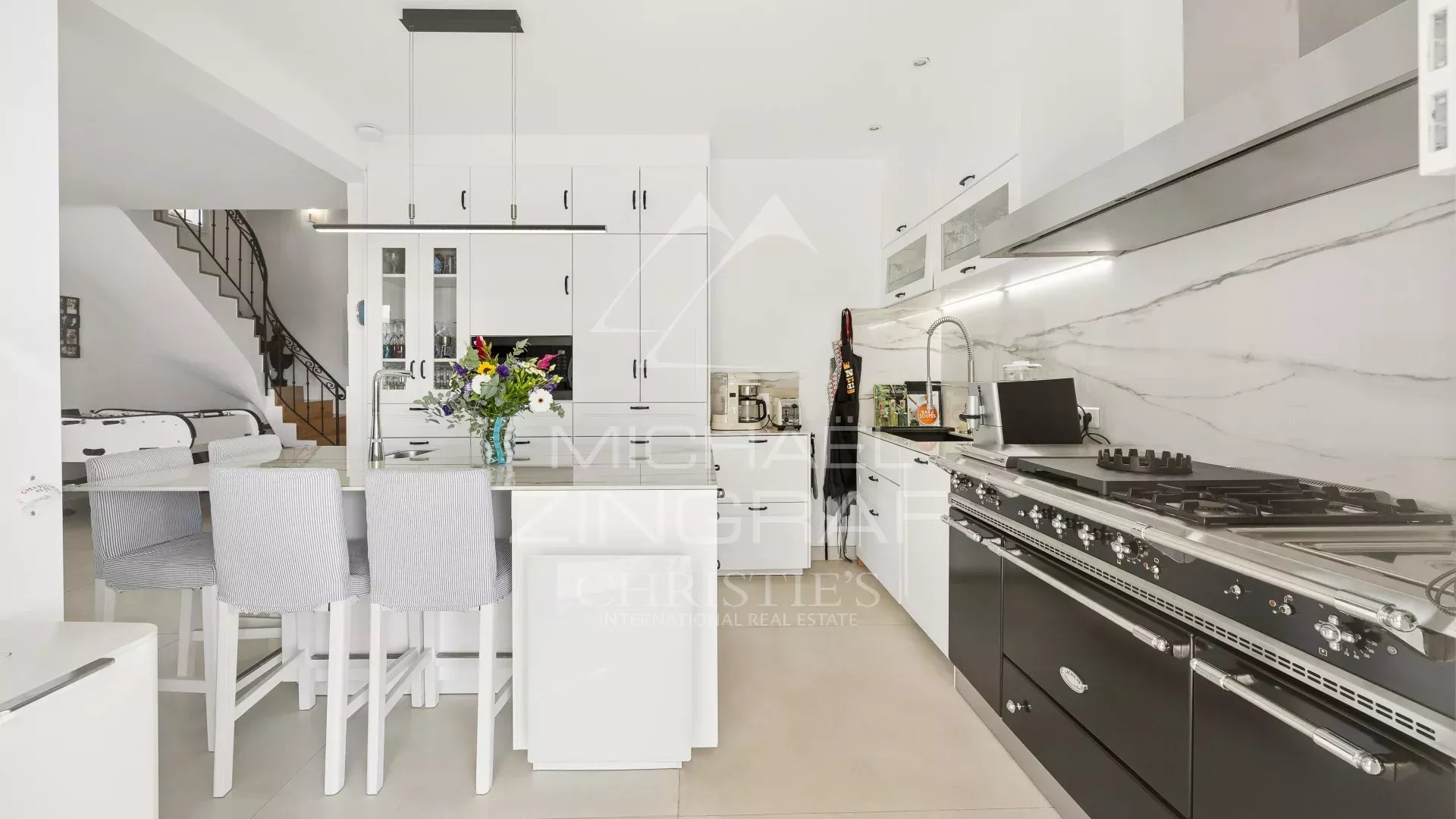 Cuisine moderne et lumineuse d'une propriété avec vue mer.