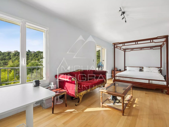 Chambre d'une propriété avec vue sur la nature, fenêtres ouvertes, mobilier moderne et traditionnel.