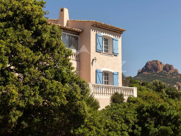 Villa à rénover entourée de végétation avec vue sur les roches rouges à Anthéor.
