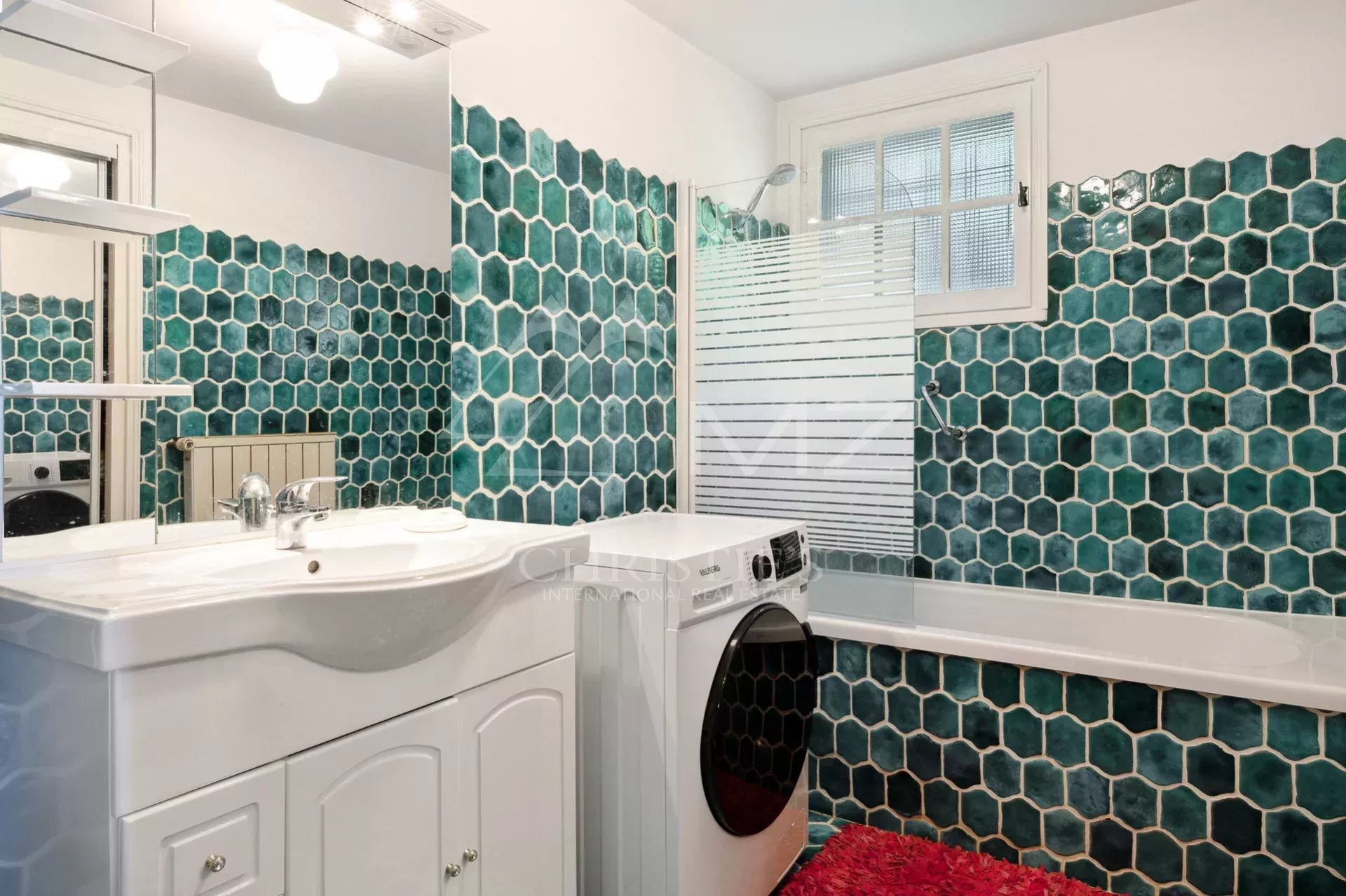 Salle de bain rénovée à Anthéor Salle de bain avec carrelage hexagonal vert et baignoire à Anthéor.