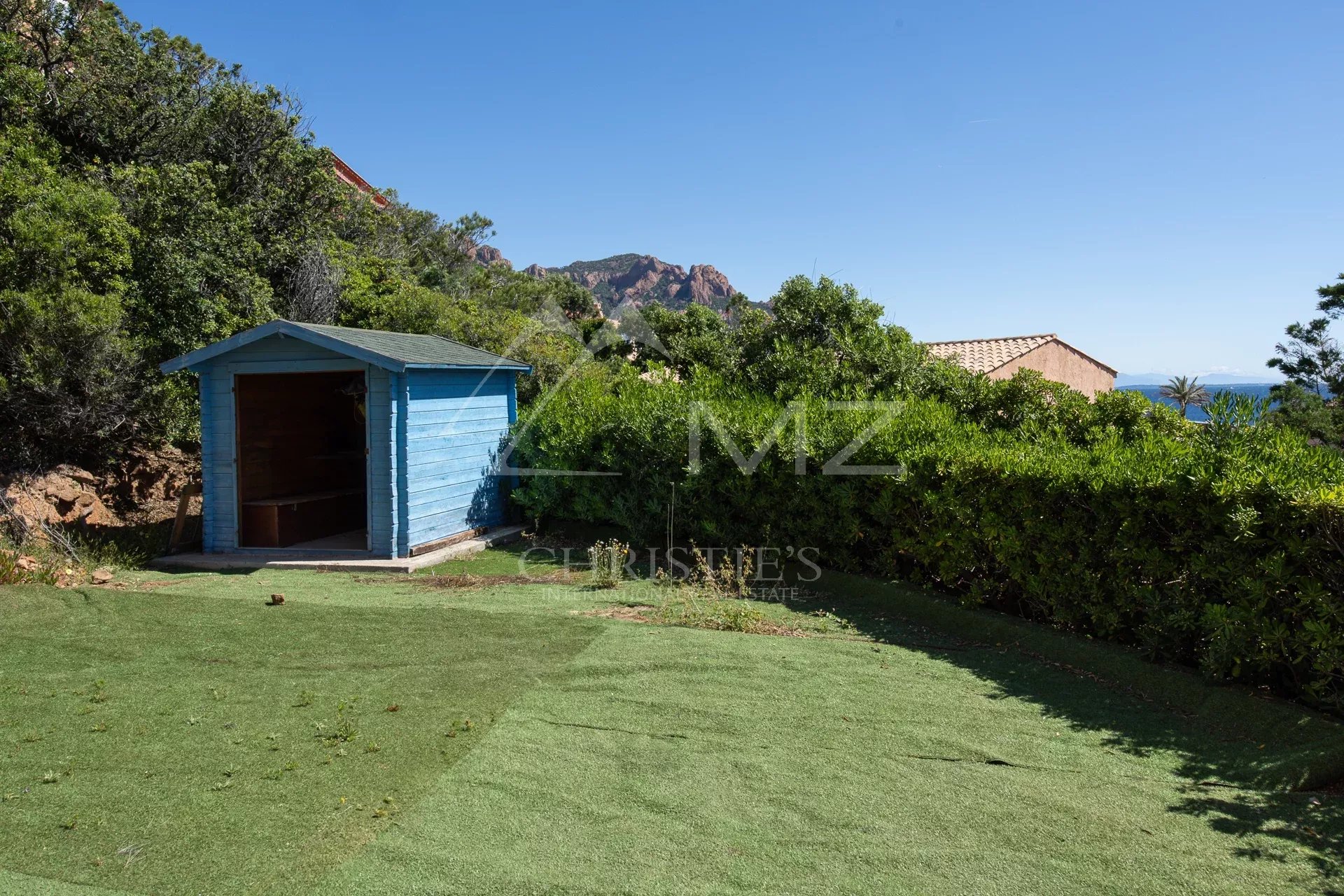 Villa à rénover à Anthéor Jardin avec abri de jardin et vue sur les roches rouges à Anthéor