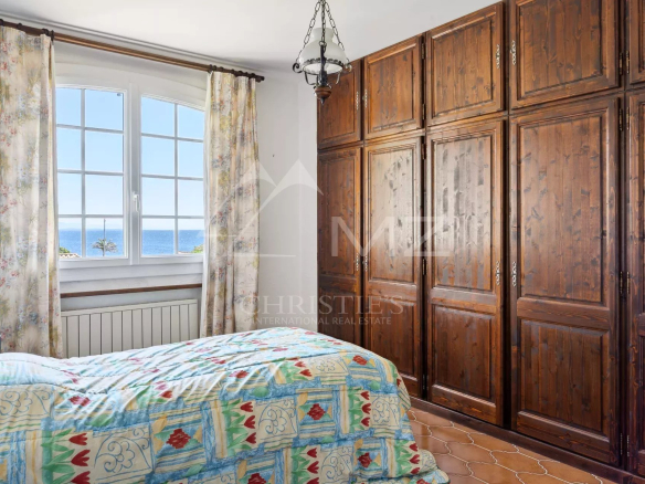 Chambre avec vue sur la mer et placards en bois à Anthéor.