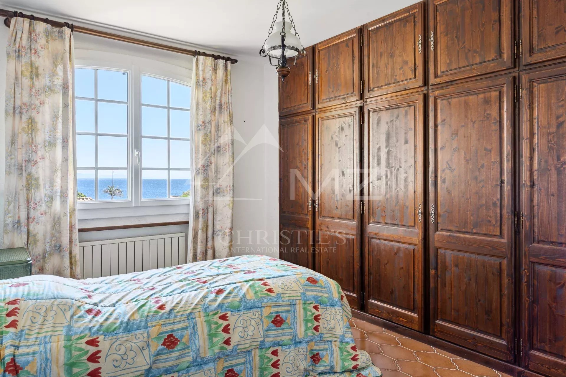 Chambre avec vue à Anthéor Chambre avec vue sur la mer et placards en bois à Anthéor.