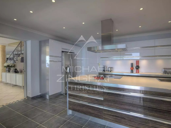 Modern kitchen with central island in a villa in Anthéor, with sea views.