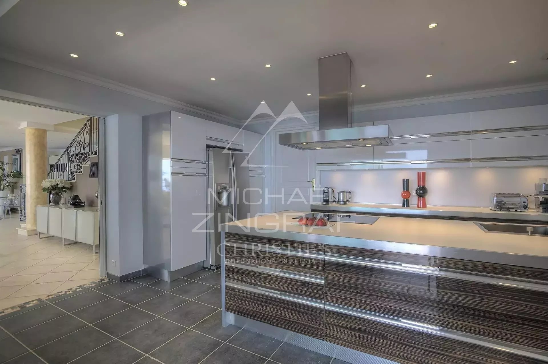Villa kitchen in Anthéor Modern kitchen with central island in a villa in Anthéor, with sea views.