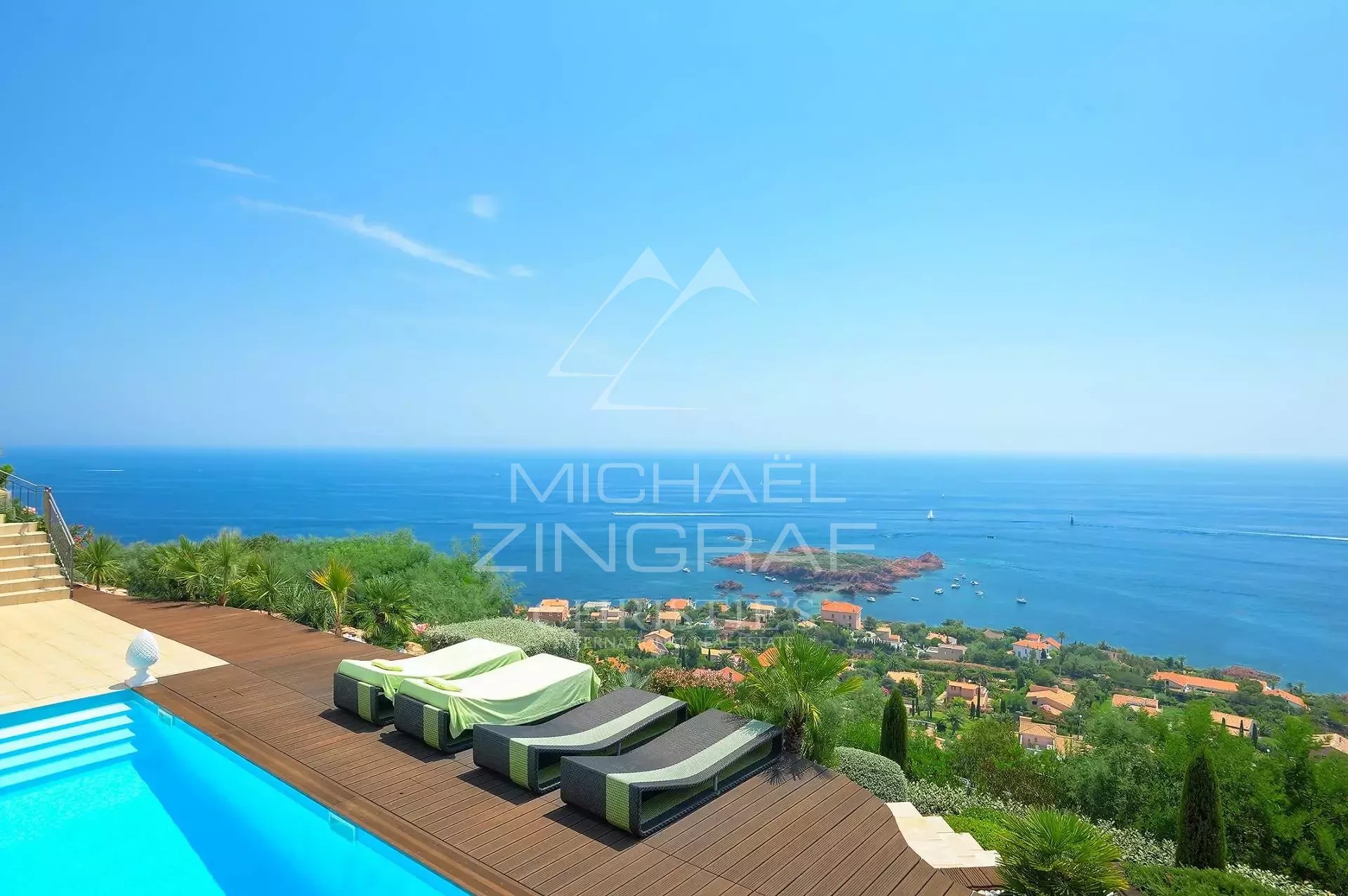 Villa with sea view in Anthéor Sea view from a villa in Anthéor, with a swimming pool and sun loungers in the foreground.