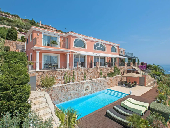 Villa with sea view in Anthéor, swimming pool and garden, sunny and spacious.