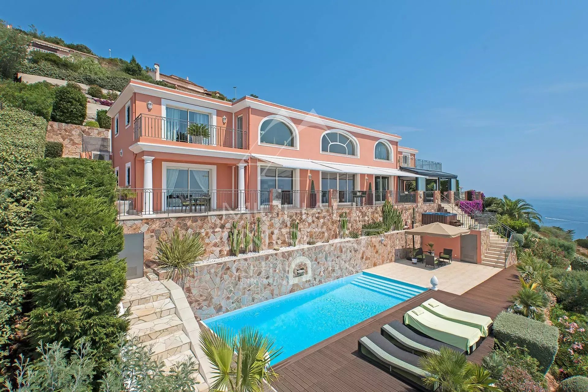 Villa with sea view in Anthéor Villa with sea view in Anthéor, swimming pool and garden, sunny and spacious.
