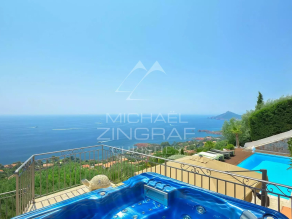 View of the Mediterranean Sea from a villa with swimming pool and jacuzzi in Anthéor.