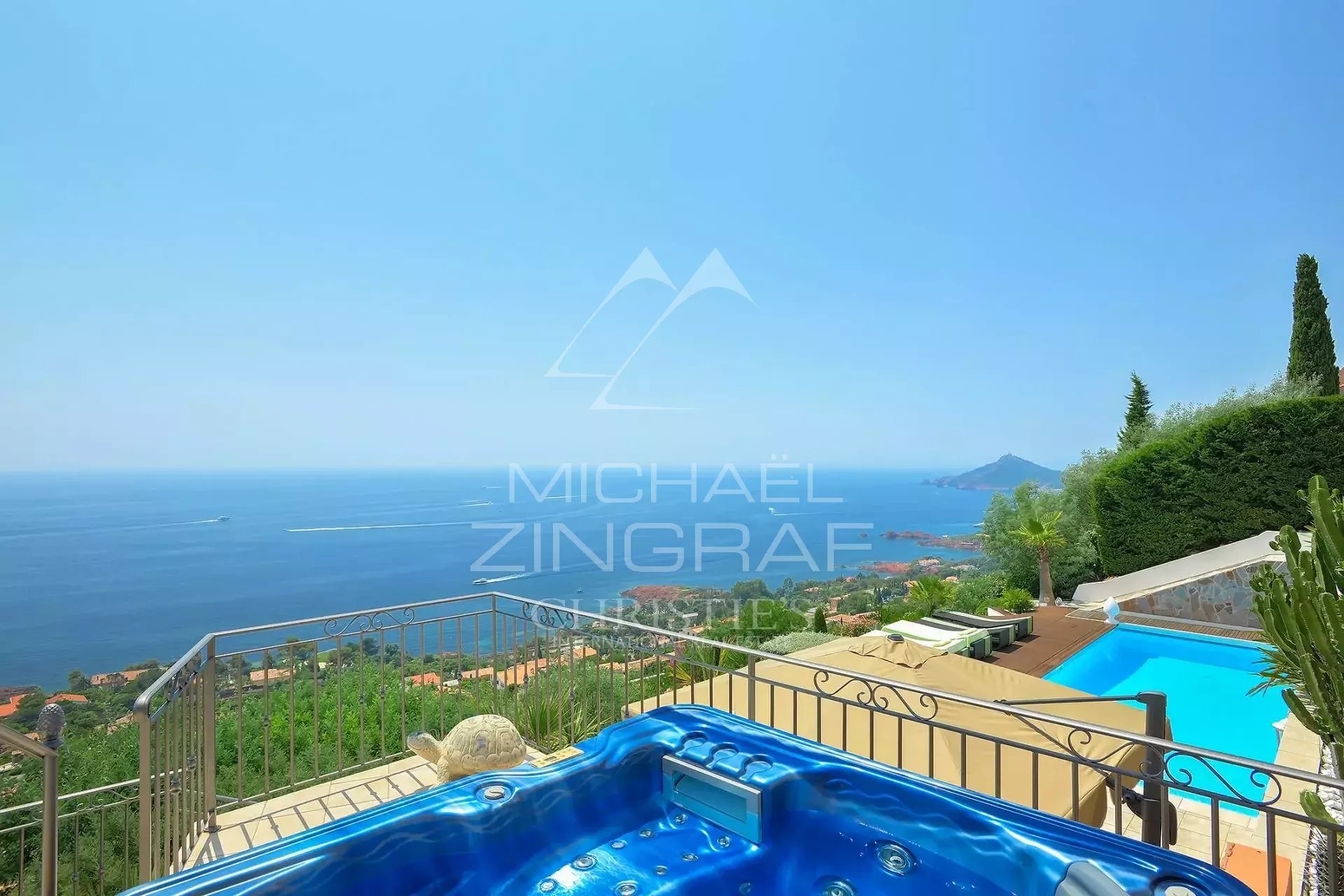 Villa with sea view in Anthéor View of the Mediterranean Sea from a villa with swimming pool and jacuzzi in Anthéor.
