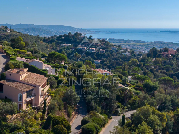 Vue panoramique sur la mer et les collines depuis une villa dans un domaine privé à Mandelieu-la-Napoule.