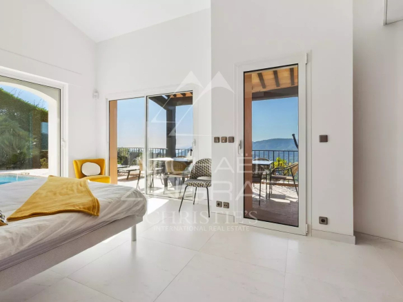 Chambre lumineuse avec vue sur la mer et accès à une terrasse à Mandelieu-la-Napoule.
