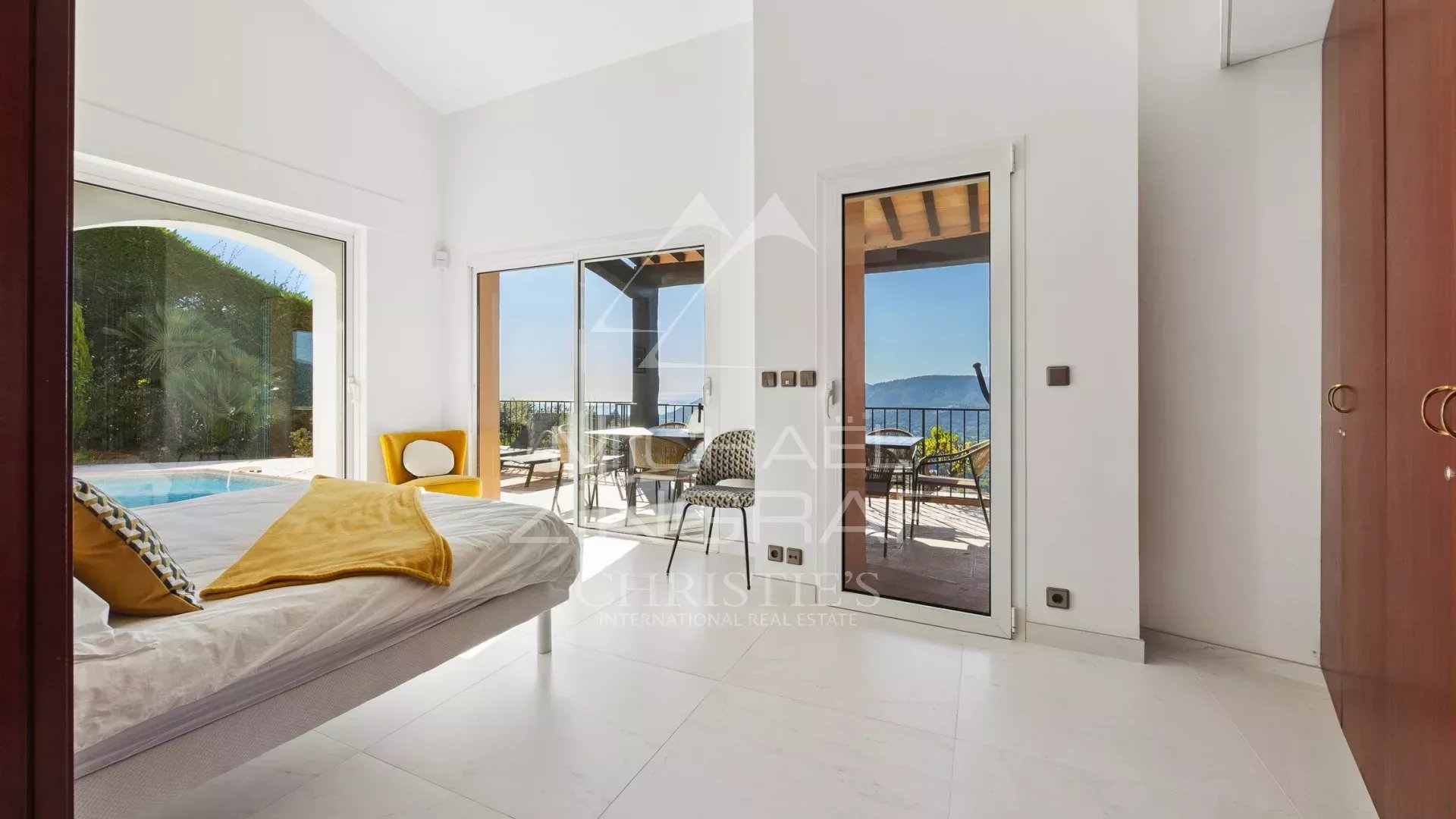 Chambre lumineuse avec vue sur la mer et accès à une terrasse à Mandelieu-la-Napoule.