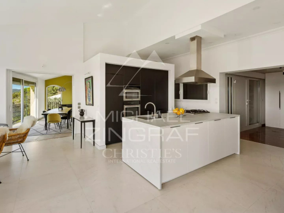 Intérieur d'une villa moderne avec cuisine ouverte et espace de vie lumineux à Mandelieu-la-Napoule.