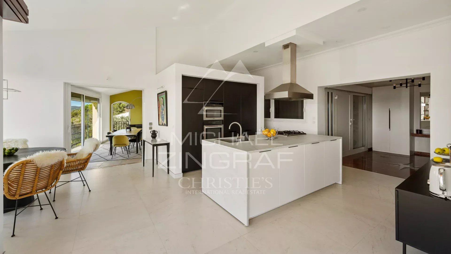 Intérieur d'une villa moderne avec cuisine ouverte et espace de vie lumineux à Mandelieu-la-Napoule.