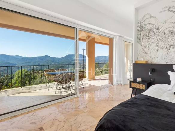 Chambre avec vue sur la mer et les collines de l'Estérel à Mandelieu-la-Napoule.