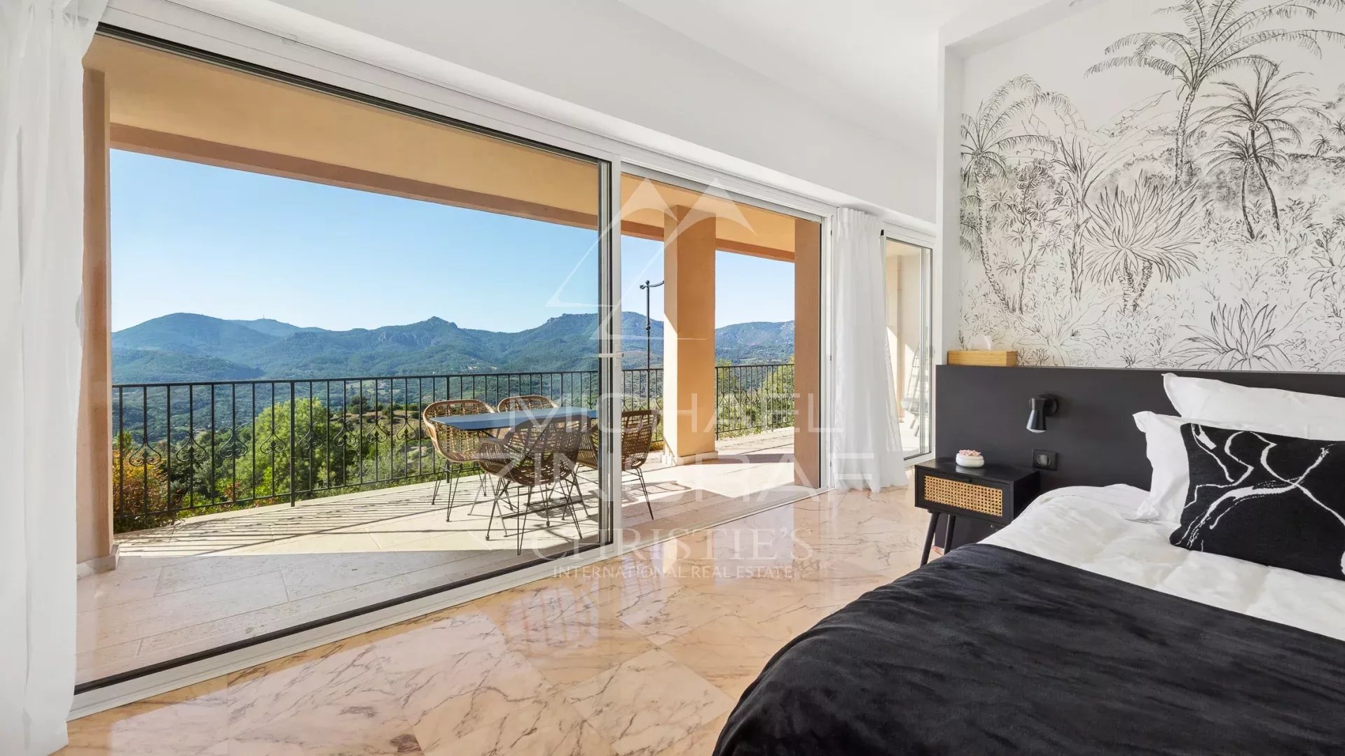 Chambre avec vue sur la mer et les collines de l'Estérel à Mandelieu-la-Napoule.