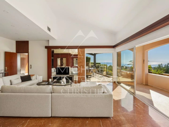 Intérieur d'une villa moderne avec vue sur la mer à Mandelieu-la-Napoule, salon spacieux et lumineux.