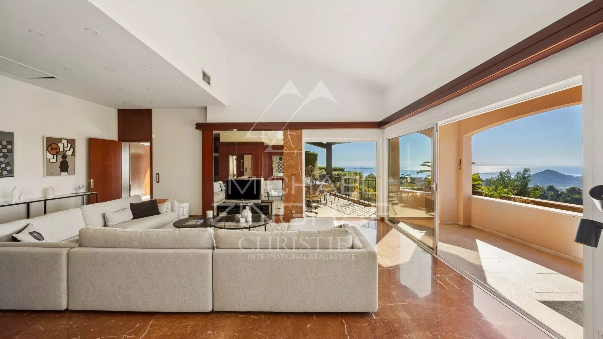 Intérieur d'une villa moderne avec vue sur la mer à Mandelieu-la-Napoule, salon spacieux et lumineux.
