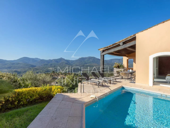 Villa avec piscine et vue panoramique sur la mer et les collines à Mandelieu-la-Napoule.