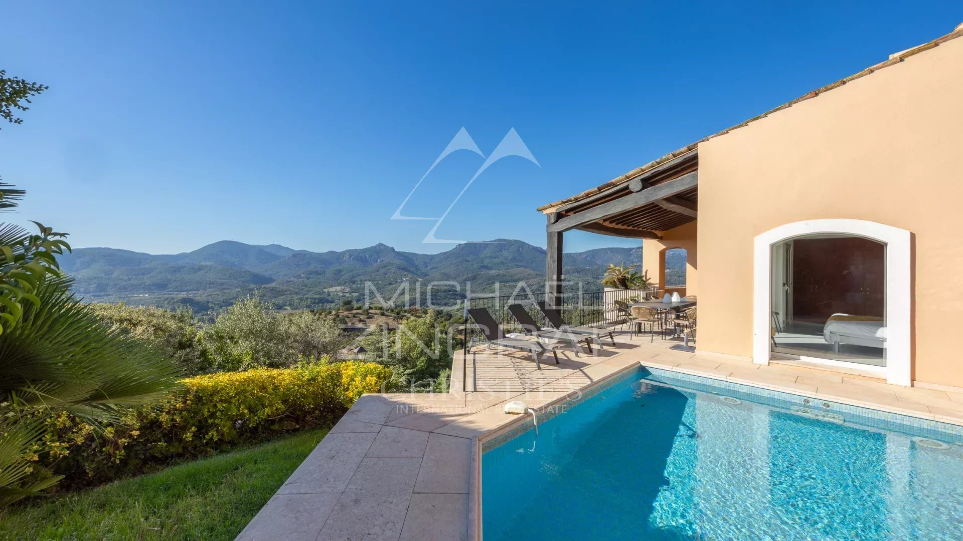 Villa avec piscine et vue panoramique sur la mer et les collines à Mandelieu-la-Napoule.