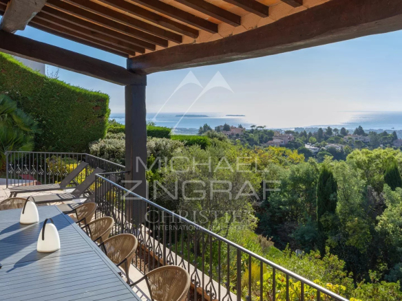 Terrasse d'une villa avec vue panoramique sur la mer et les collines de l'Estérel à Mandelieu-la-Napoule.