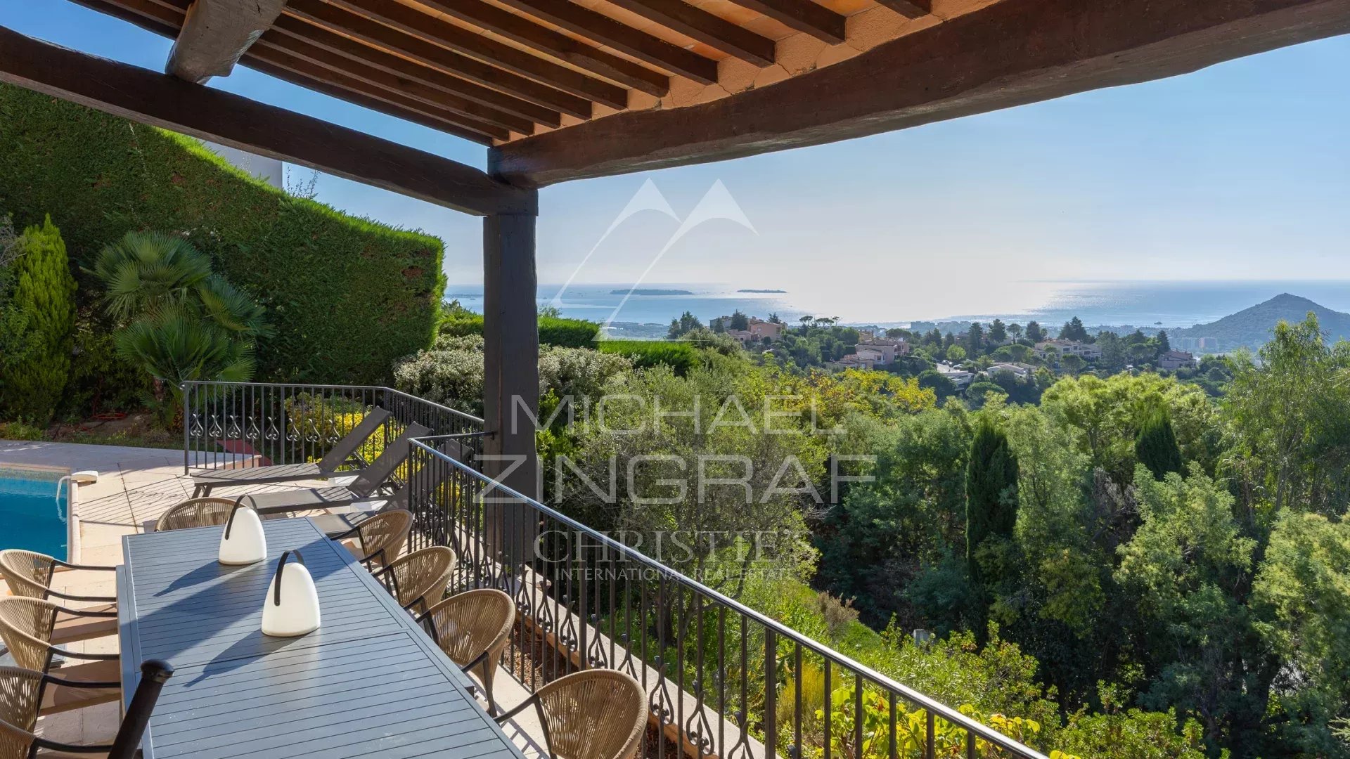 Terrasse d'une villa avec vue panoramique sur la mer et les collines de l'Estérel à Mandelieu-la-Napoule.