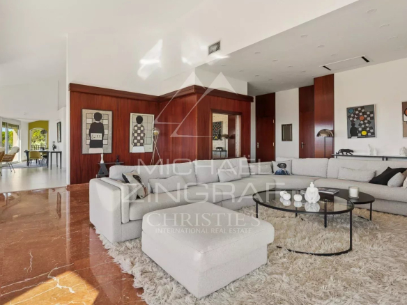 Intérieur d'une villa élégante avec salon spacieux et décoration moderne à Mandelieu-la-Napoule.