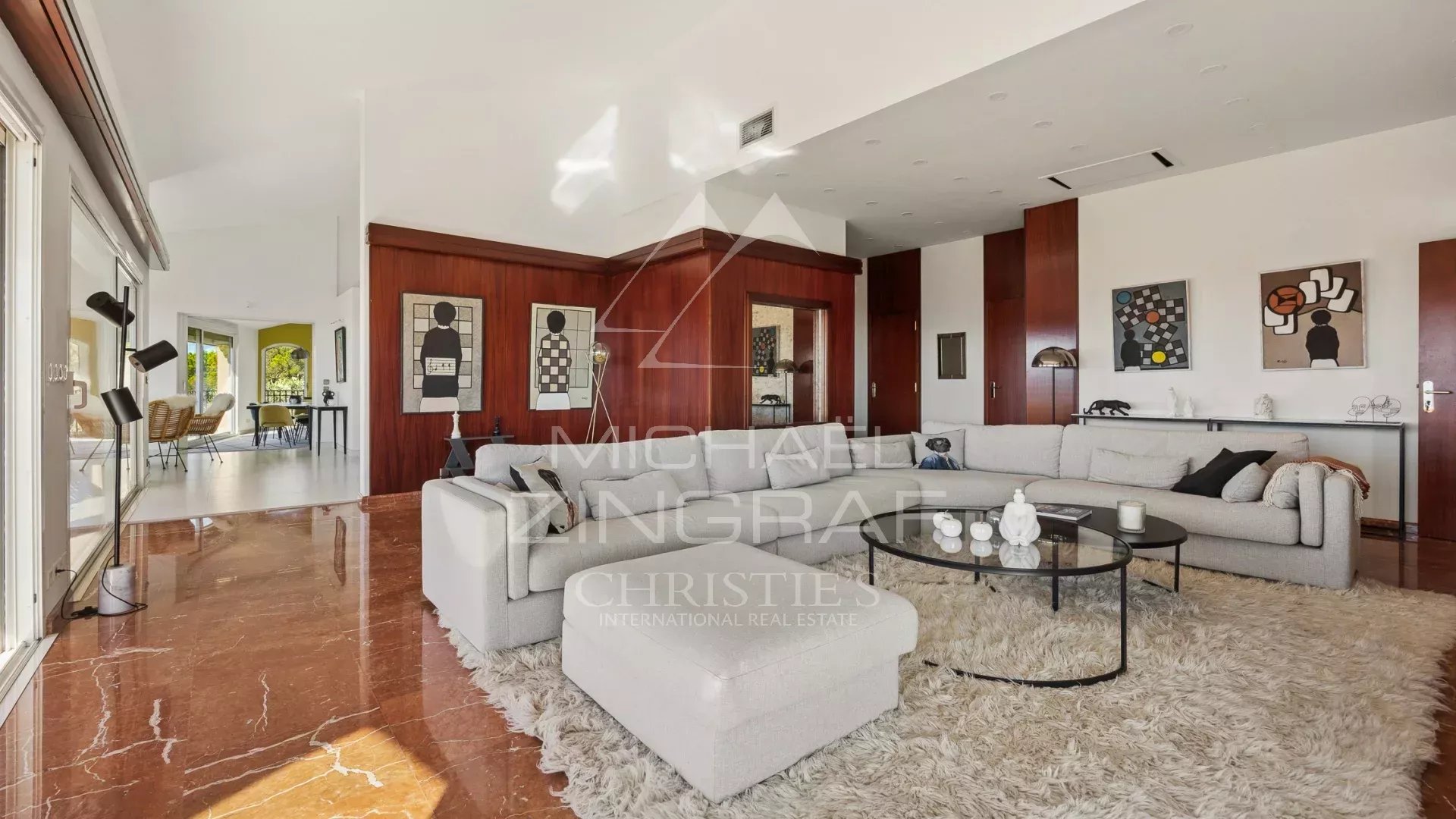 Intérieur d'une villa élégante avec salon spacieux et décoration moderne à Mandelieu-la-Napoule.