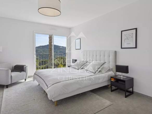 Chambre d'une villa contemporaine avec vue sur les collines de l'Estérel à Mandelieu-la-Napoule.