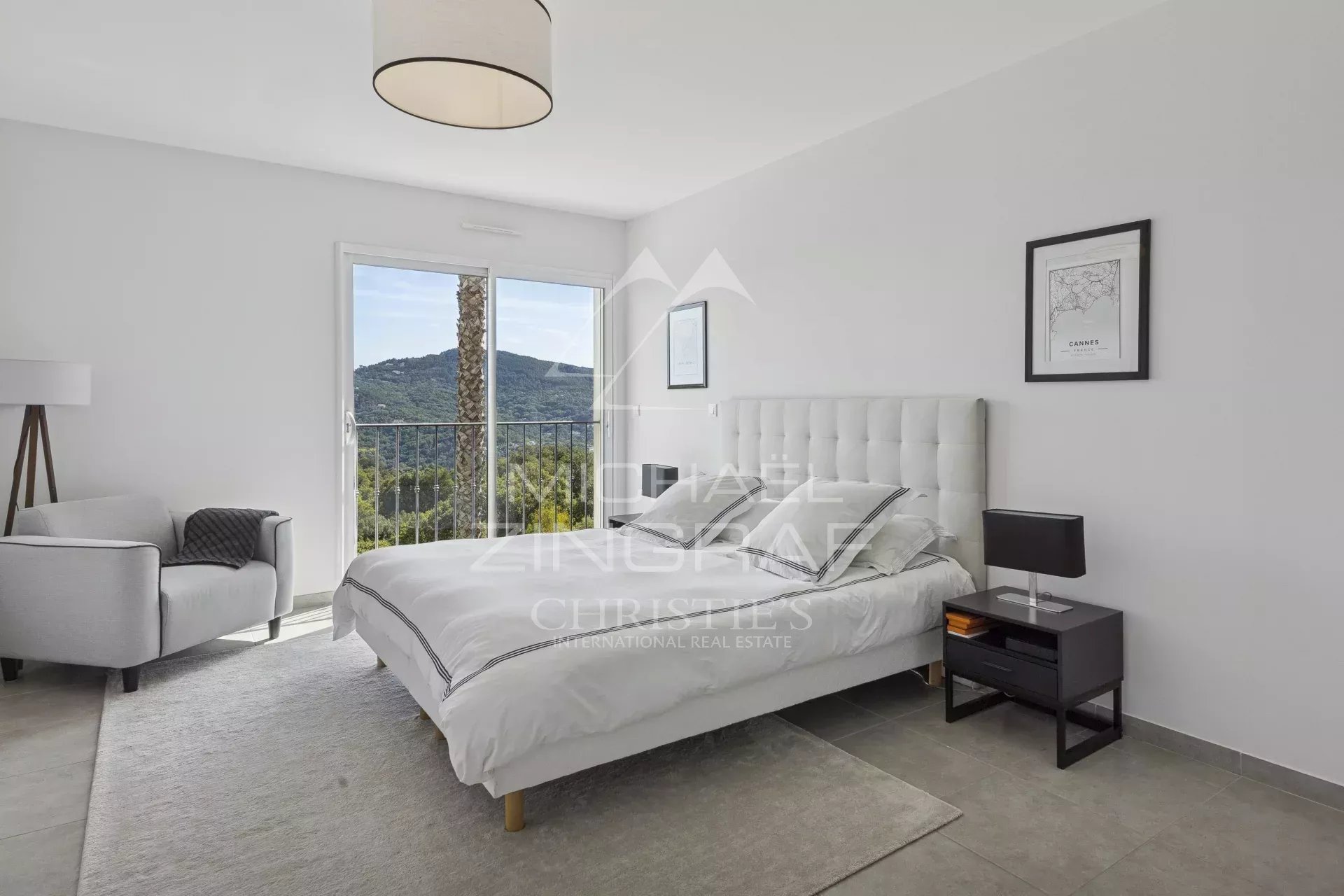 Chambre d'une villa contemporaine avec vue sur les collines de l'Estérel à Mandelieu-la-Napoule.