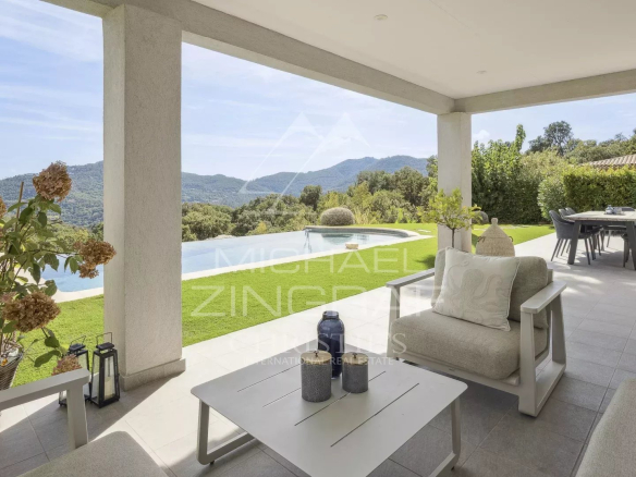 Terrasse d'une villa contemporaine avec vue sur les collines de l'Estérel à Mandelieu-la-Napoule.