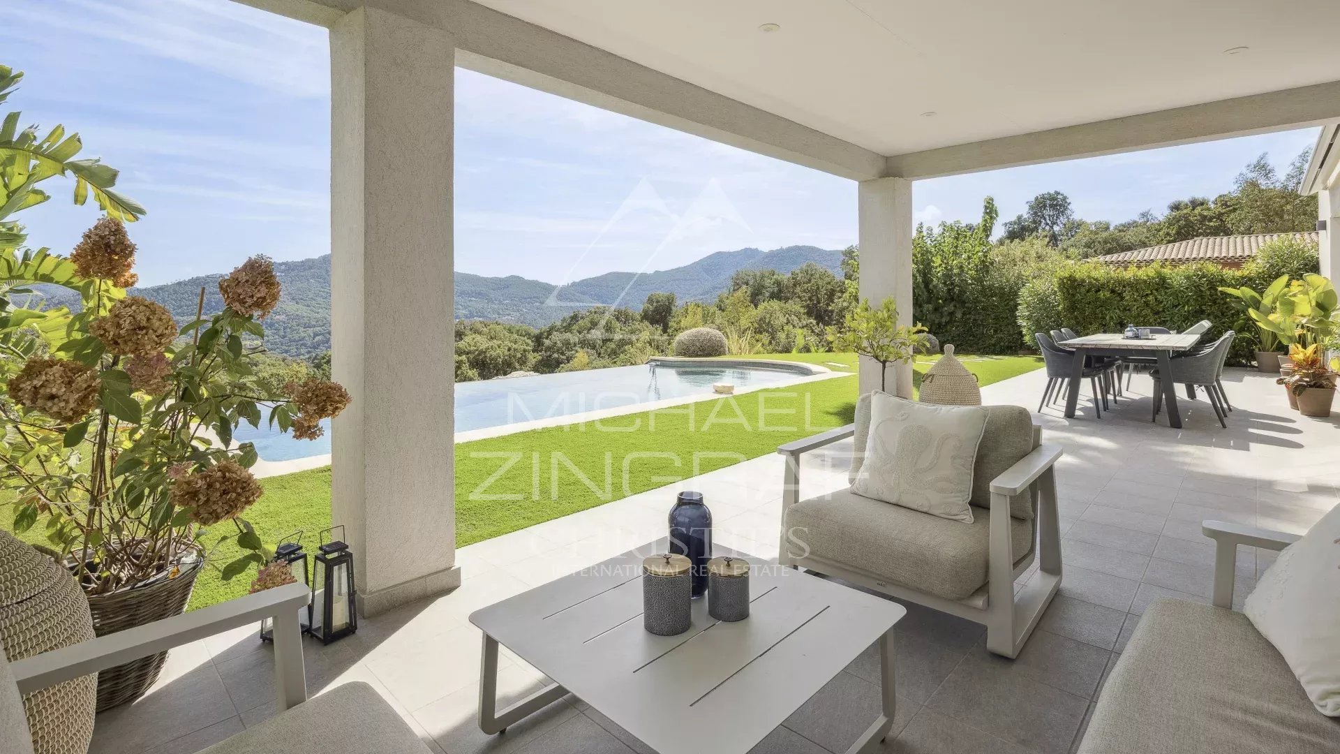 Terrasse d'une villa contemporaine avec vue sur les collines de l'Estérel à Mandelieu-la-Napoule.