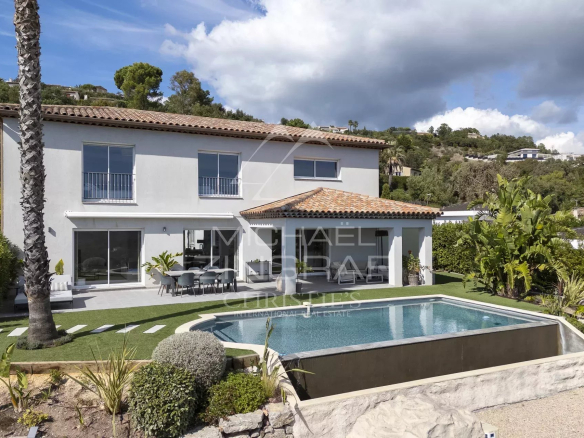 Villa contemporaine rénovée avec piscine et jardin à Mandelieu-la-Napoule, vue sur les collines de l'Estérel.