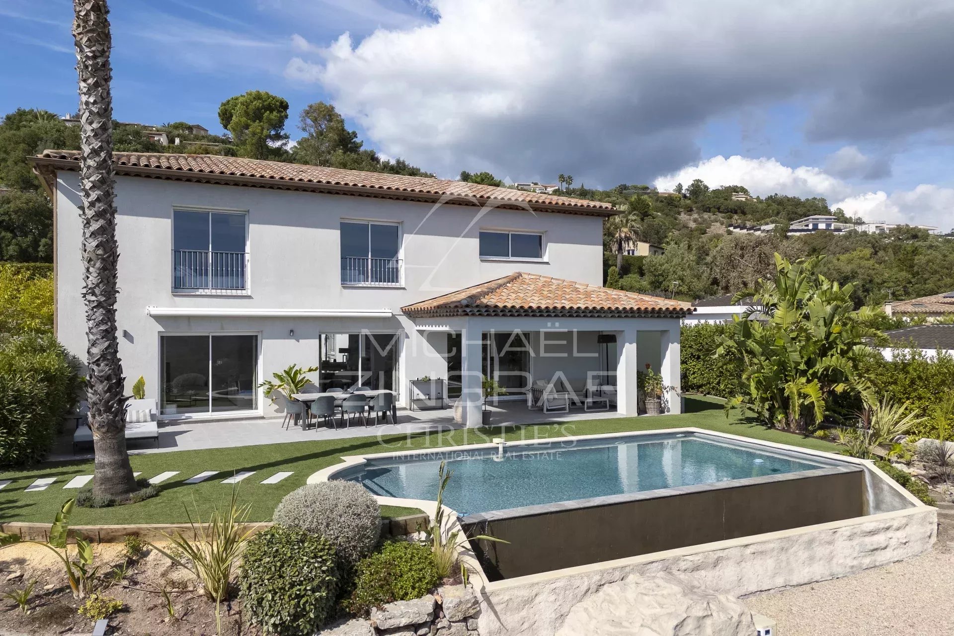 Villa contemporaine rénovée avec piscine et jardin à Mandelieu-la-Napoule, vue sur les collines de l'Estérel.