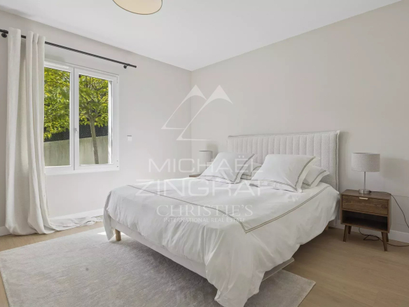 Chambre d'une villa contemporaine rénovée à Mandelieu-la-Napoule avec vue sur les collines de l'Estérel.