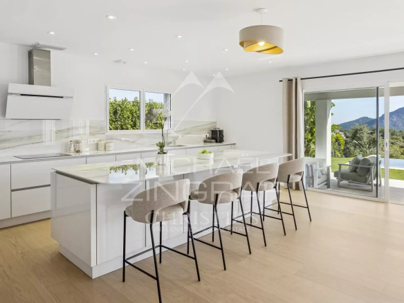 Cuisine moderne d'une villa contemporaine avec vue sur les collines de l'Estérel à Mandelieu-la-Napoule.